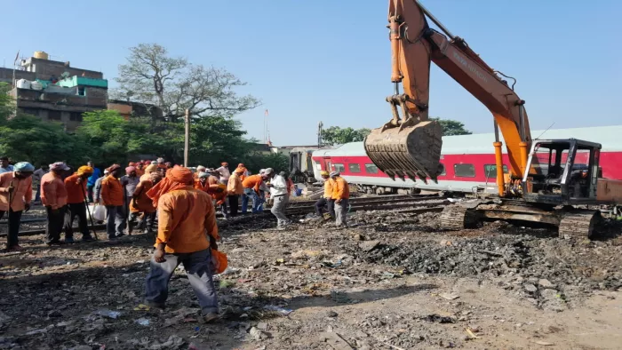 ट्रेन सेवा बंद होते ही बढ़ा टैक्सी किराया
