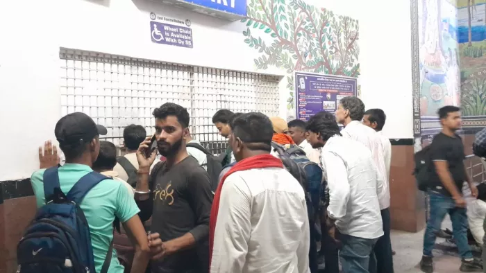 दूर-दराज से बक्सर स्टेशन पर पहुंचे लोग