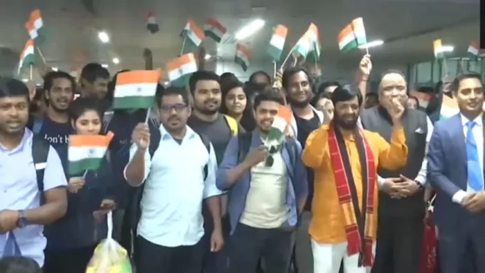 इजरायल से 197 भारतीय नागरिकों को लेकर तीसरी उड़ान दिल्ली हवाई अड्डे पर उतरी। (फोटो- एएनआई)