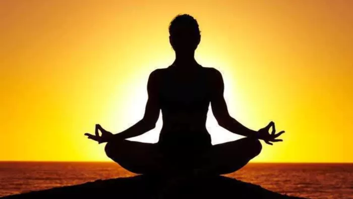 स्कूलों में अब बच्चों के साथ योगा करते नजर आएंगे गुरूजी।