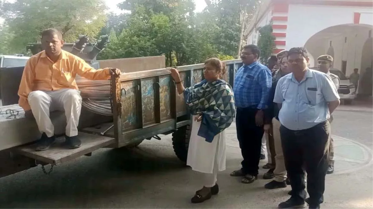 UP News : छह साल से लगा रहा था बिजली विभाग के चक्कर, अब डीएम ने दिलाया ट्रांसफार्मर