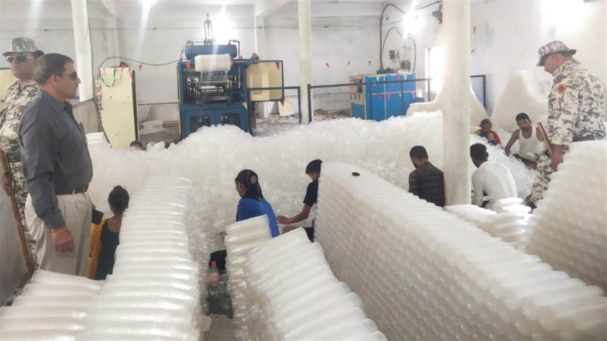 Bareilly News : गिलास बना रही फैक्ट्री में छापा, दो टन प्लास्टिक हुआ बरामद- फिर हुई यह कार्रवाई