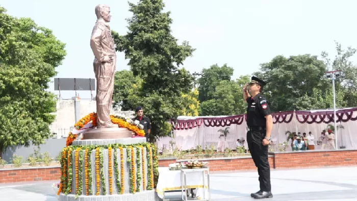 हिसार के बलिदानी का 1.60 करोड़ में पिता ने बनवाया स्मारक, हेलिकॉप्टर ...