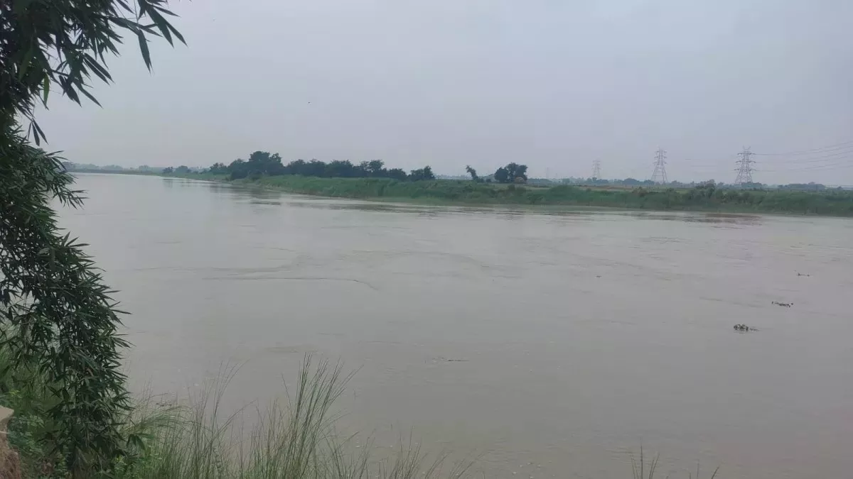 Supaul News: कोसी नदी से घिरे एक दर्जन गांव में नहीं हैं उच्च विद्यालय, 40 किलोमीटर दूर जाना लड़कियों के लिए मुश्किल