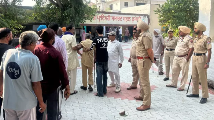Punjab Panchayat Chunav 2024 : पोलिंग बूथ के बाहर लाइन में खड़े लोग और पुलिसकर्मी।