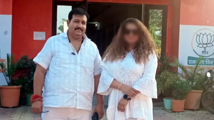 भाजपा जिला कार्यालय पर महानगर पुनीत त्यागी के साथ अभिनेत्री। सौ. अभिनेत्री