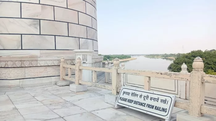 Taj Mahal: ताजमहल पर मीनार के पास लगा है बोर्ड।