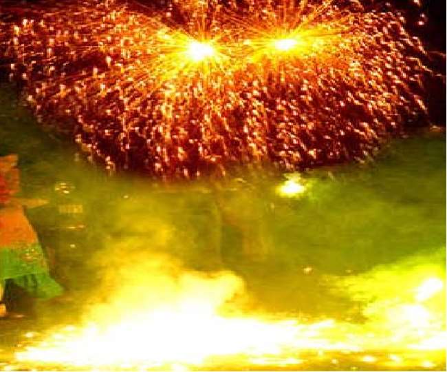 रोक के बावजूद जमकर जले पटाखे, जहरीली हुई हवा, रहें सावधान