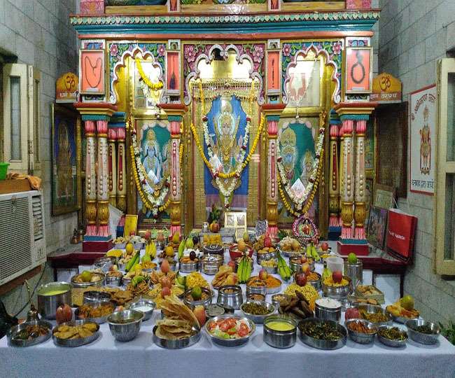 56 bhog served to lord at shri swami narayan temple of dhanbad on annakoot festival
