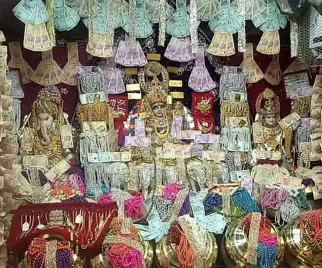 Ratlam Mahalakshmi Temple: इस मंदिर में भक्तों को प्रसाद के रूप में मिलता है सोना-चांदी, जानें कैसे शुरू हुई परंपरा