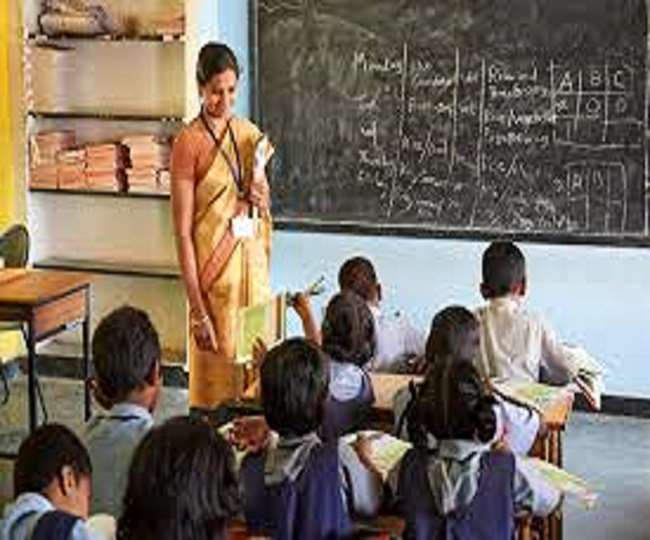 https://www.jagranimages.com/images/newimg/15112020/15_11_2020-teacher_21063400.jpg