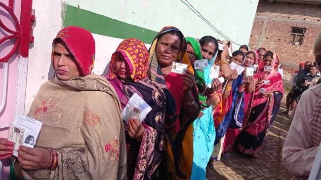 मैनाटांड़ में जमकर बरसे वोट, युवाओं में गांव की सरकार के लिए दिखा अभूतपूर्व उत्साह