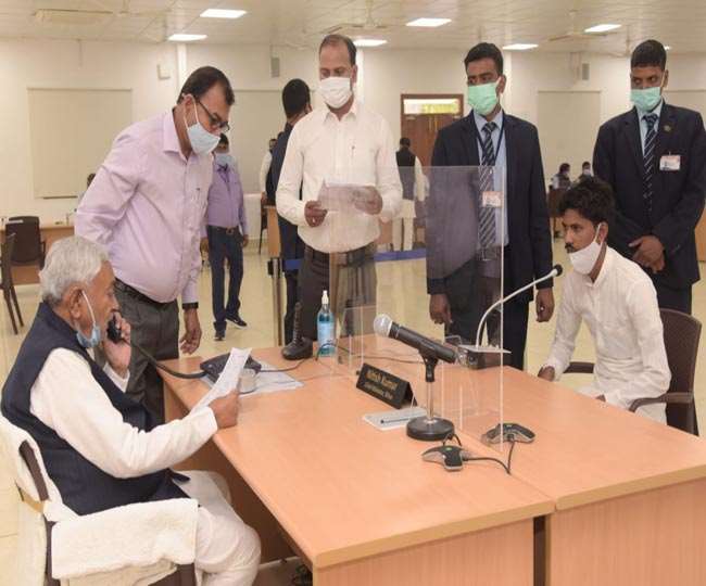 जनता दरबार में शामिल होने के बाद सीएम ने शराबबंदी कानून पर की चर्चा। साभार-आइपीआरडी