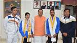 स्वर्ण पदक जीतने वाली मानसी नेगी और एथलीट सूरज पंवार ने मुख्यमंत्री पुष्कर सिंह धामी से भेंट की।
