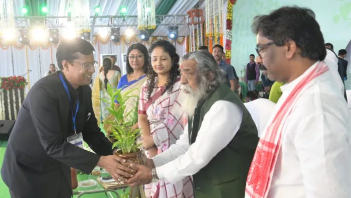 Hemant Soren News: झारखंड स्थापना दिवस समारोह में सांसद शिबू सोरेन, सीएम हेमंत सोरेन व उनकी पत्नी कल्पना सोरेन।