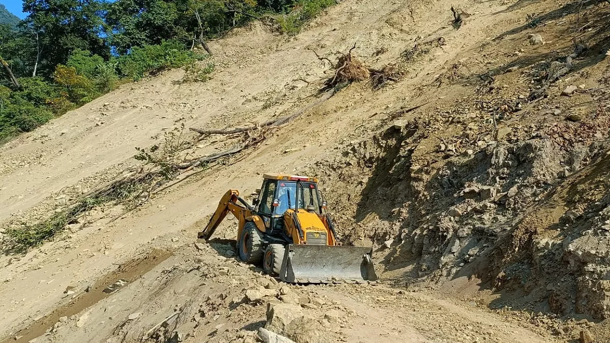 Uttarakhand  News : काठगोदाम-हैड़ाखान रोड पर पहाड़ी से आया मलबा, दो सौ गांवों से संपर्क कटा