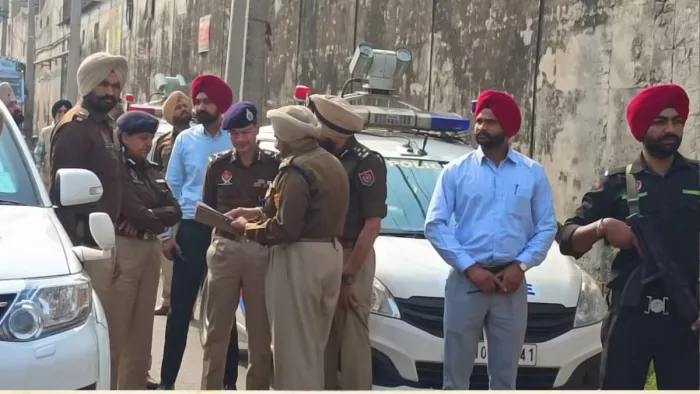 Drugs Problem in Punjab: पंजाब में नशा तस्कराें के ठिकानाें पर रेड। (जागरण)