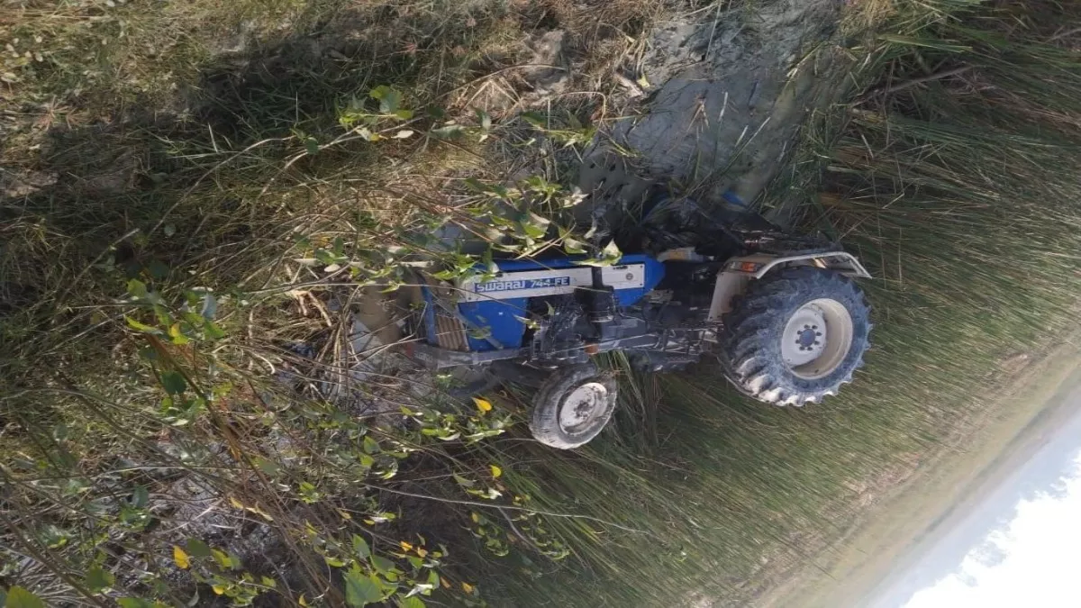 Road Accident in Raebareli: रायबरेली में अनियंत्रित ट्रैक्टर गड्ढे में पलटा, युवक की मौत; एक की हालत गंभीर