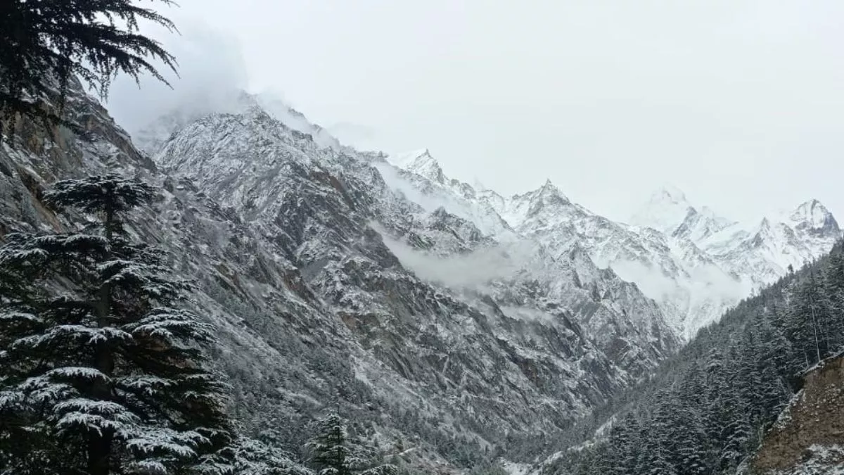 Snowfall In Uttarakhand: पहाड़ों ने ओढ़ी बर्फ की सफेद चादर, तस्वीरों में देखें यहां के खूबसूरत नजारे