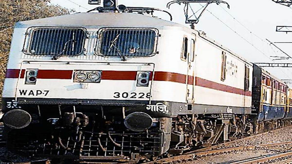 https://www.jagranimages.com/images/newimg/15112022/15_11_2022-train_23204963.jpg