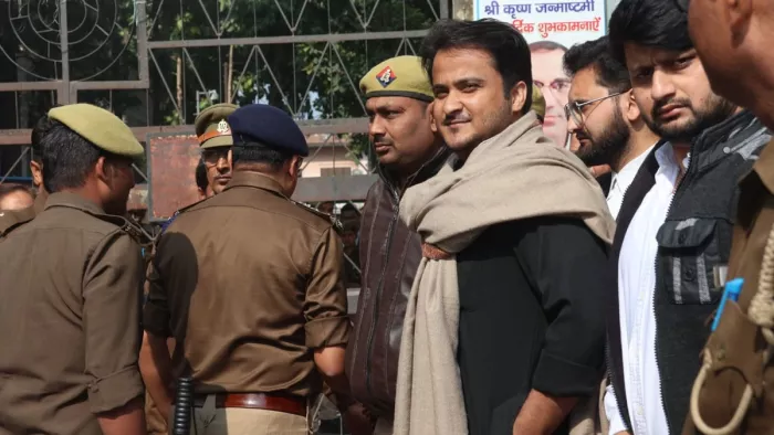 सुनवाई के लिए कोर्ट पहुंचे आजम खां के बेटे अब्दुल्ला आजम। जागरण