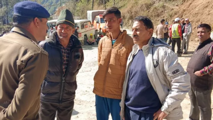 कोटद्वार निवासी गब्बर सिंह नेगी के स्वजन से बात करते हुए पुलिस उपाधीक्षक प्रशांत कुमार। जागरण