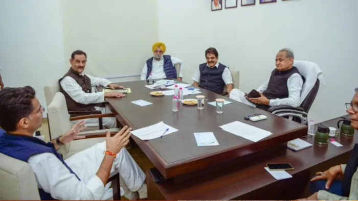 सीएम अशोक गहलोत ने सचिन पायलट के साथ एक तस्वीर साझी की जिसपर काफी चर्चा हो रही है।(फोटो: सोशल मीडिया)