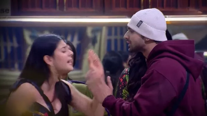 ईशा मालवीय और अभिषेक कुमाके बीच छिड़ी जंग (Photo Credit-Bigg Boss 17)