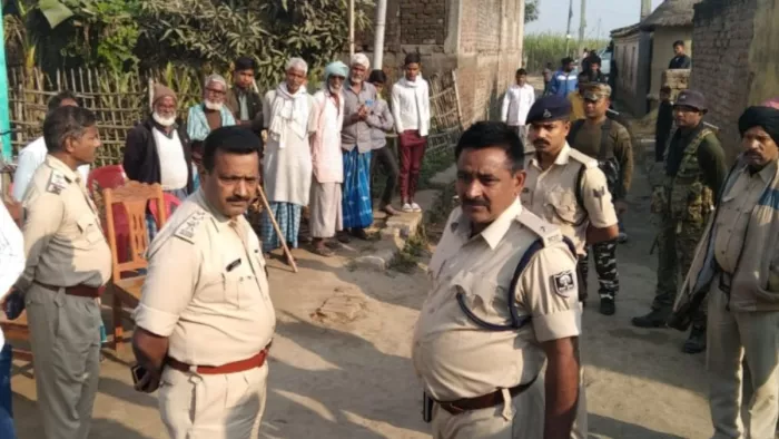 घटनास्थल पर जांच करते एसडीपीओ जयप्रकाश सिंह। (जागरण फोटो)