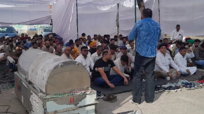 रोडवेज कर्मचारियों राजबीर का अंबाला कैंट बस स्टैंड परिसर में शव रखकर स्वजन धरना दे रहे