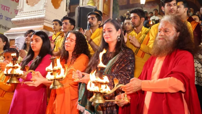 परमार्थ निकेतन में स्वामी चिदानंद सरस्वती के साथ गंगा आरती करती अभिनेत्री दीया मिर्जा। जागरण