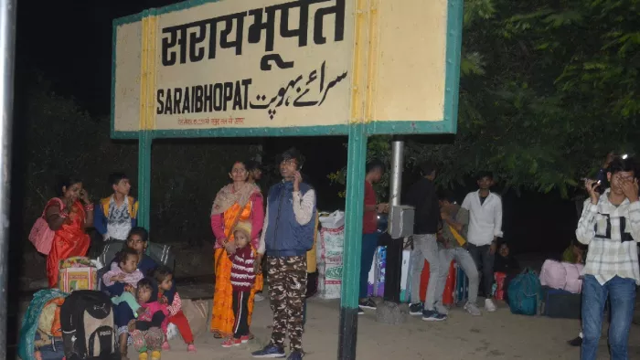 इटावा के सराय भूपत रेलवे स्टेशन पर खड़े यात्री।