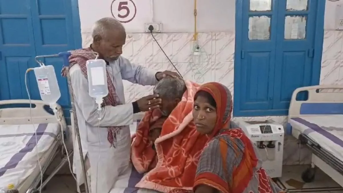 Bihar: बुखार पीड़ित का अस्पताल में चल रहा था इलाज, झाड़-फूंक के लिए ओझा  लेकर पहुंच गए स्वजन; फिर... Video Viral - Relatives arrive with exorcist to  perform exorcism of hospitalized ...