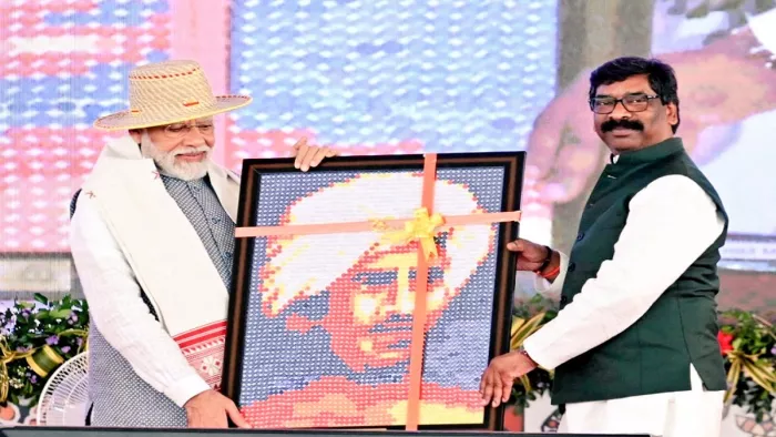 जनसभा में मंच पर उपस्थित पीएम मोदी व मुख्यमंत्री हेमंत सोरेन।