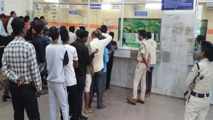 तत्काल टिकट काउंटर में नजर बनाए हुए आरपीएफ के अधिकारी।