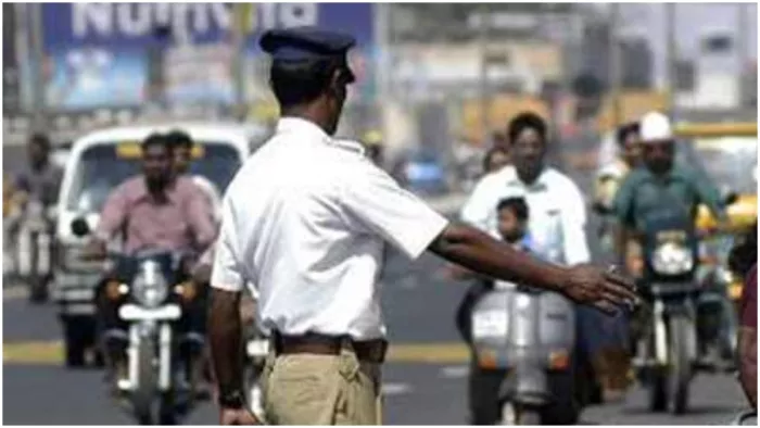 गजब किए गुरु जी...! बुलेट पर शराब लेकर जा रहे थे दो शिक्षक, पुलिस की नजर पड़ी तो...