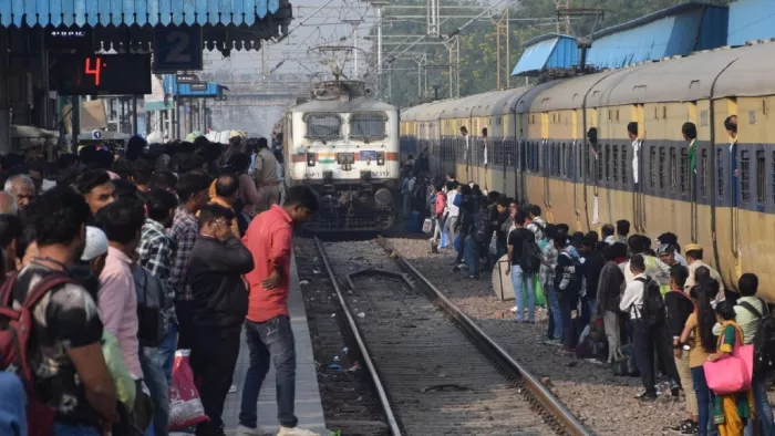 स्पेशल ट्रेन के देर से चलने पर पीएम मोदी व रेलमंत्री ने लिया संज्ञान