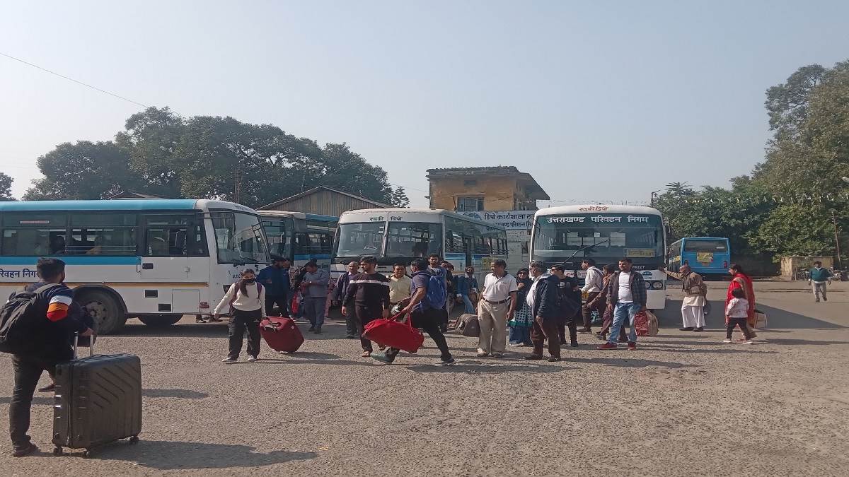 https://www.jagranimages.com/images/newimg/15112023/15_11_2023-uttarakhand_roadways_bus_bhai_dooj_2023_23580815_15408814.jpg