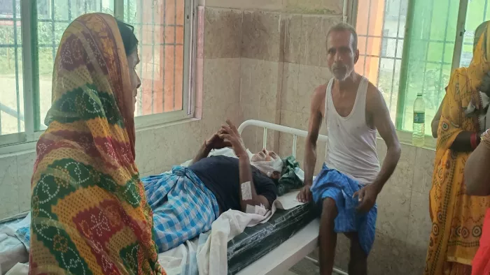 बेड पर घायल पारस सिंह व उनके परिजन