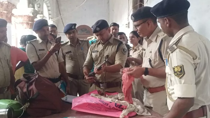 दरभंगा में फायरिंग के बाद कार्रवाई करती पुलिस।