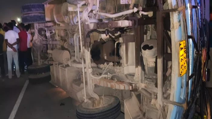 Bihar News: गया-डोभी NH पर डिवाइडर से टकराकर पलटी बस, दो श्रद्धालुओं की मौत, 28 घायल