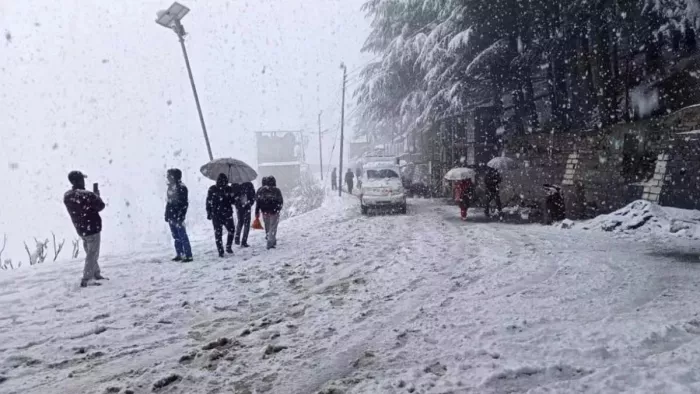 कश्मीर में फिर बदलेगा मौसम, उच्च इलाकों में होगी बर्फबारी।