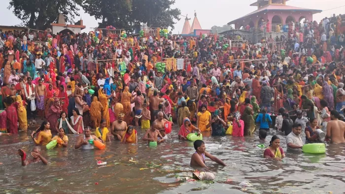 बेगूसराय के बछवाड़ा में कार्तिक पूर्णिमा के अवसर पर झमटिया गंगा तट पर स्नान करते श्रद्धालु।
