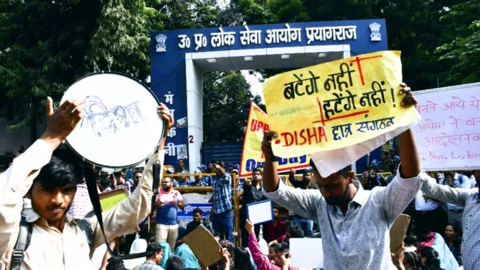 उत्तर प्रदेश लोक सेवा आयोग के गेट पर प्रदर्शन में प्रतियोगी छात्रों के साथ शामिल छात्राएं। जागरण