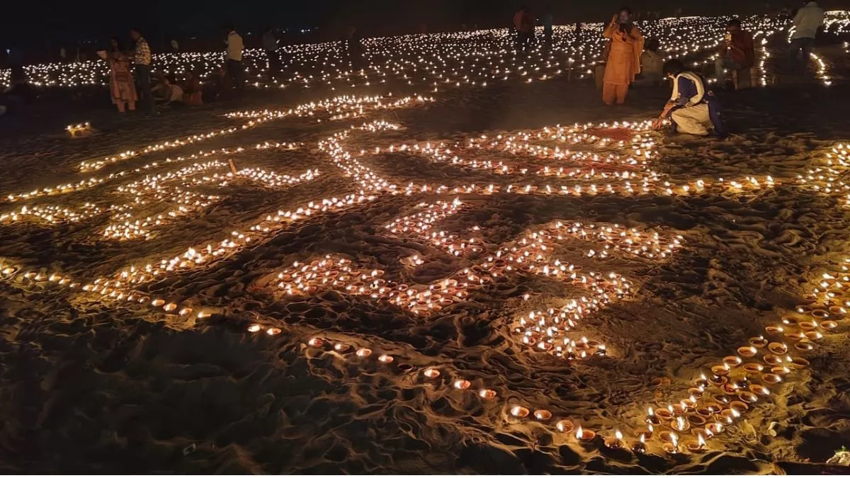 Dev Deepawali 2024 Updates: काशी में देव दीपावली का शुभारंभ, तस्वीरों में देखें उत्सव की मनोरम छटा