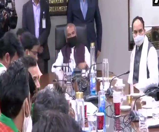 कृषि मंत्री नरेंद्र सिंह तोमर से मुलाकात करते हुए भारतीय किसान यूनियन से जुड़े लोग