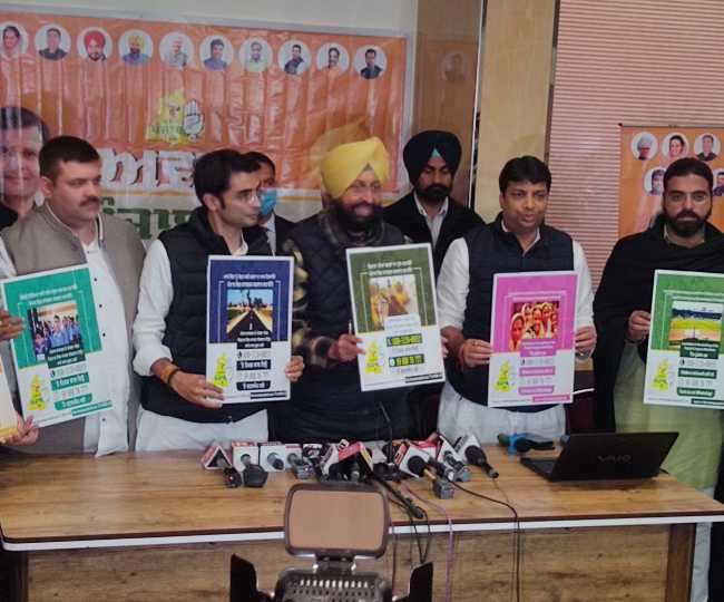 बाजवा पार्टी के सोशल मीडिया की तरफ से लोगों के सुझाव के लिए वेबसाइट व टोलफ्री नंबर लांच करते हुए।