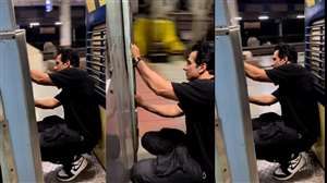 चलती ट्रेन के गेट पर बैठकर सफर करने का सोनू सूद का वीडियो वायरल हुआ। (फोटो सोर्स: ट्विटर)