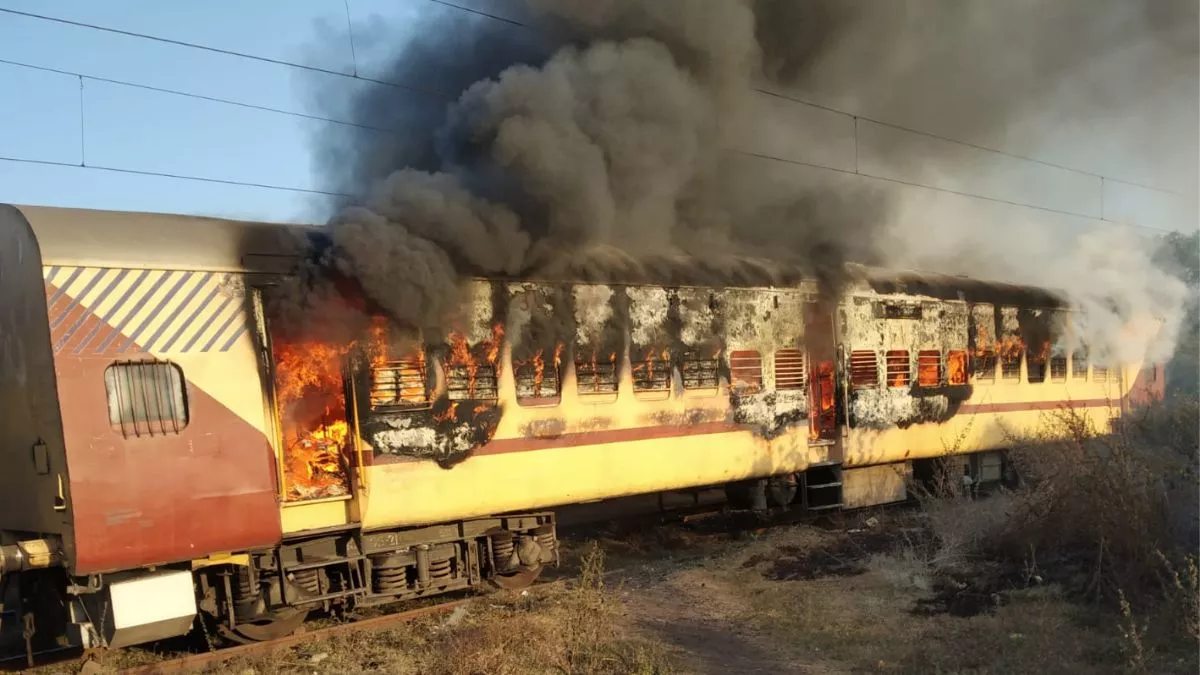 Dhanbad: पैसेंजर ट्रेन में लगी भीषण आग, एक कोच जलकर हुआ राख, किसी के हताहत होने की खबर नहींं