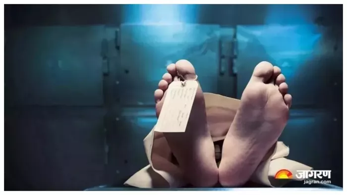 बक्सर में प्लेटफार्म पर खड़ी सवारी गाड़ी से अज्ञात महिला का शव बरामद।